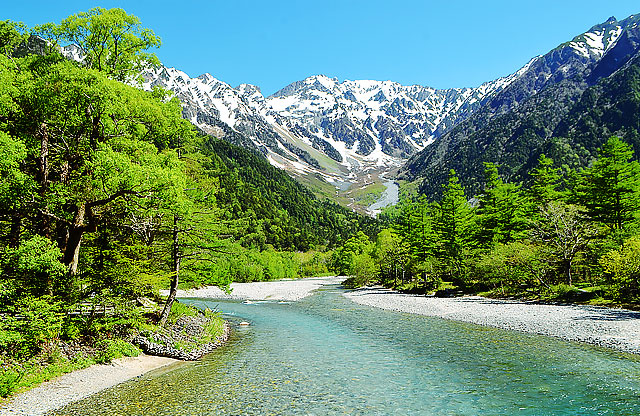 北アルプス唯一の活火山である焼岳。その雄大な大自然に抱かれる山小屋。