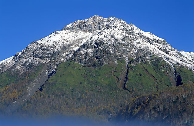 北アルプス唯一の活火山である焼岳。その雄大な大自然に抱かれる山小屋。