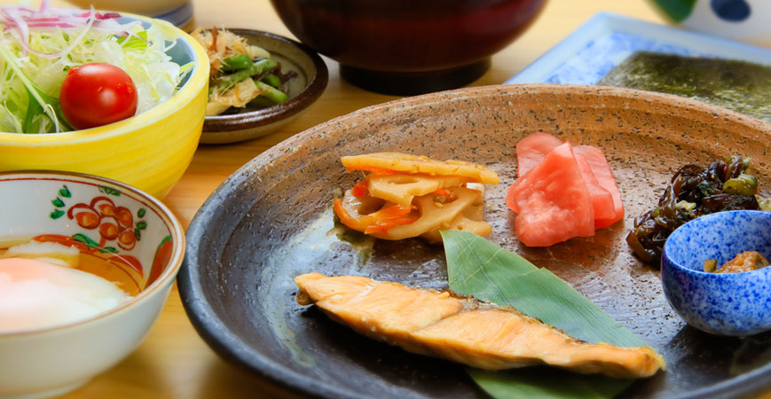 疲れた体を癒す夕食。出発の力を蓄える朝食。